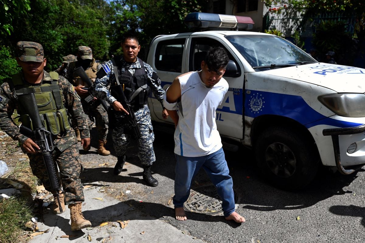 Policías y soldados escoltan a personas capturadas durante una operación contra pandilleros en Soyapango, El Salvador, el 3 de diciembre de 2022. (MARVIN RECINOS / AFP).