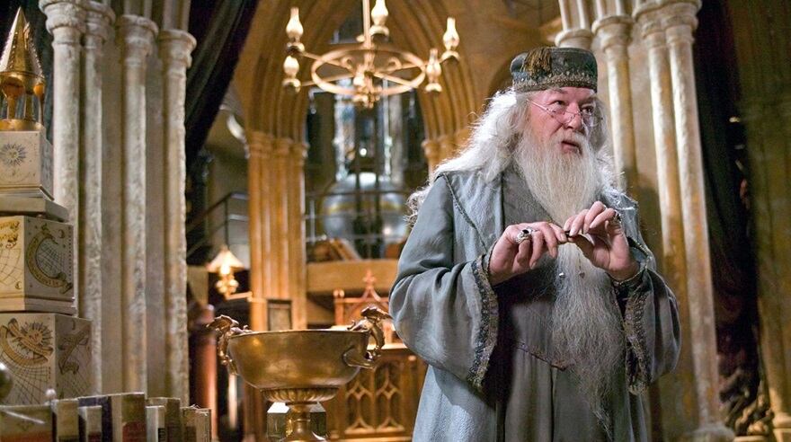 Michael Gambon interpretó a Albus Dumbledore en varias películas de “Harry Potter”, las que ahora están en HBO Max, pero su disponibilidad puede variar según la región y el tiempo.