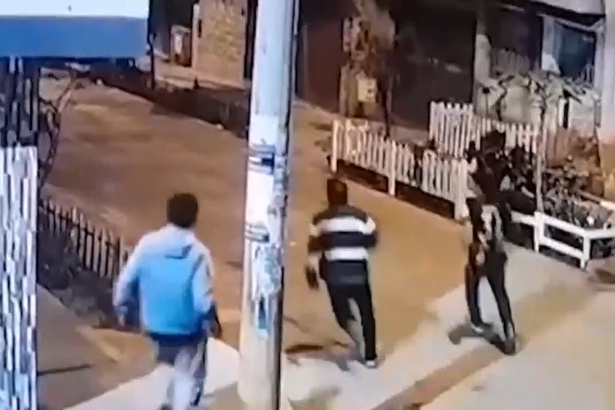 Vecinos auxiliaron y trasladadaron al joven a un hospital cercado debido a sus múltiples heridas. (Foto: Captura/América Noticias)