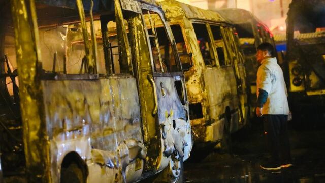 Incendio en cochera en San Juan de Miraflores destruye más de 20 buses
