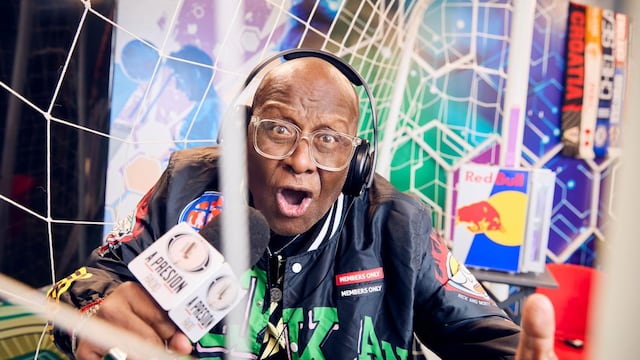 Las voces eternas del gol: cómo sobreviven los narradores de radio en la era del streaming