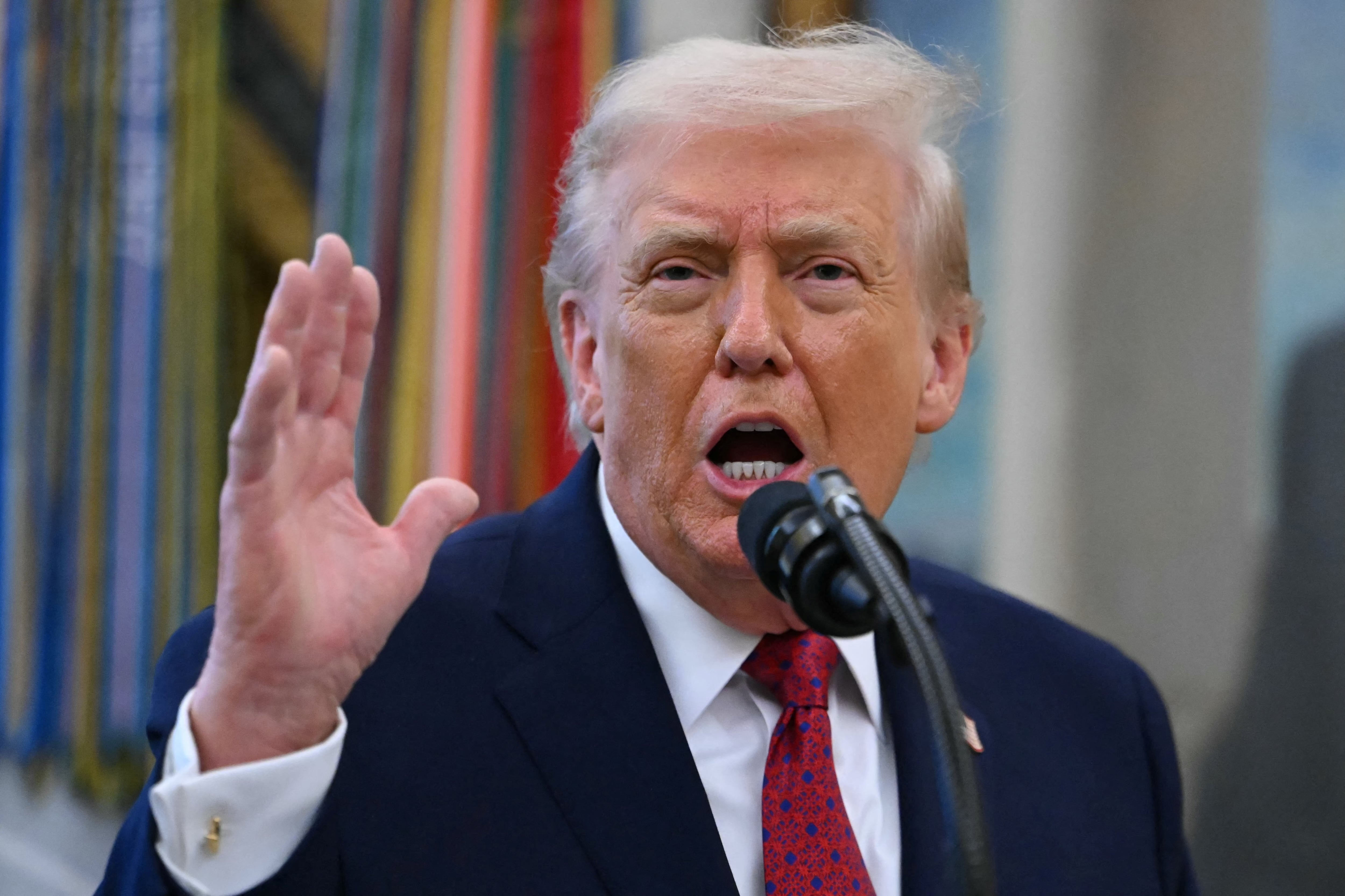 El presidente de Estados Unidos, Donald Trump, habla durante la entrega de la Medalla de Defensa Fronteriza con México en la Oficina Oval de la Casa Blanca, el 15 de diciembre de 2025. (Foto de ANDREW CABALLERO-REYNOLDS / AFP).