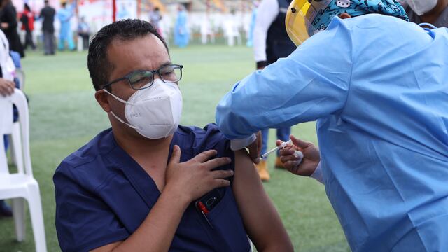 Más de 20.000 trabajadores de la salud del sector privado no han sido vacunados, informan Clínicas