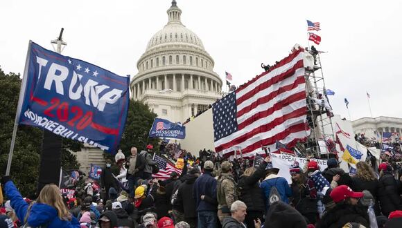 Violentos seguidores de Donald Trump permanecen frente al Capitolio de Estados Unidos el 6 de enero de 2021 antes de su asalto. (Foto AP/José Luis Magaña, Archivo).