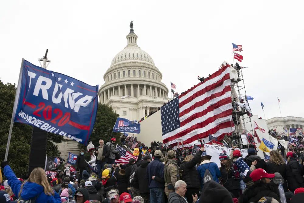 Violentos seguidores de Donald Trump permanecen frente al Capitolio de Estados Unidos el 6 de enero de 2021 antes de su asalto. (Foto AP/José Luis Magaña, Archivo).