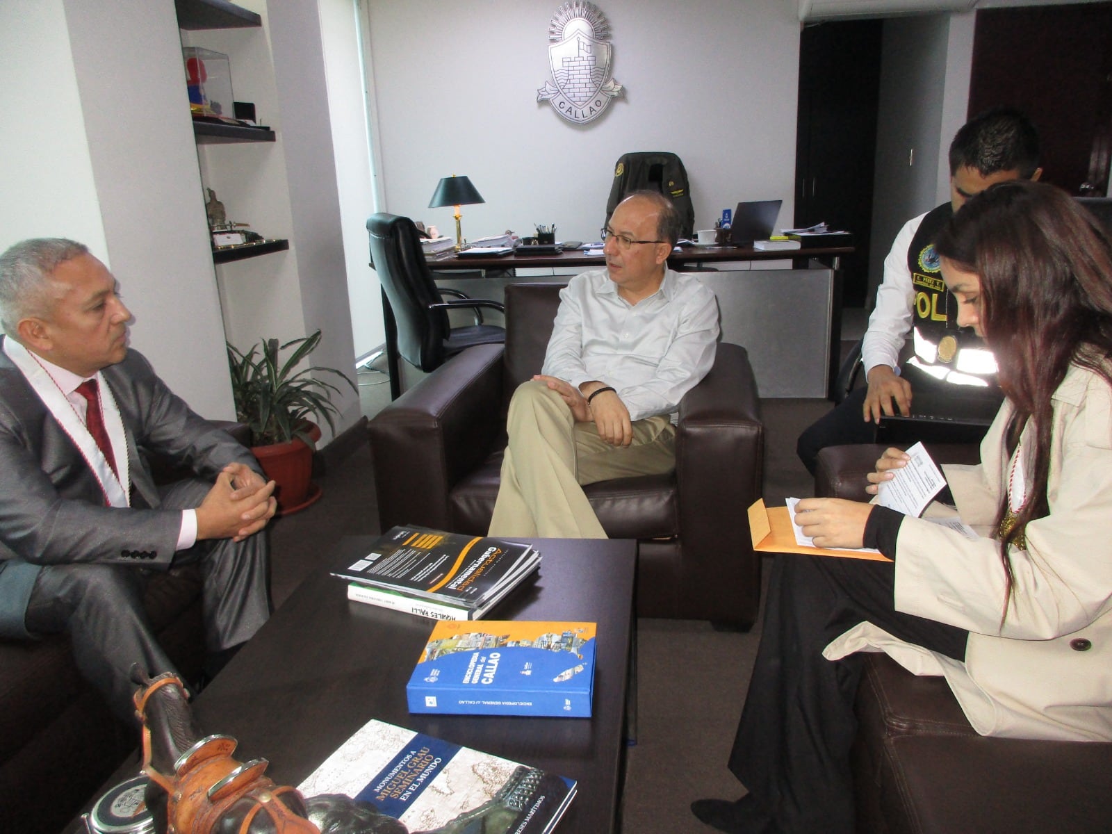 El fiscal Wils Gonzales y la fiscal adjunta Karla Vigo visitaron la sede de la Municipalidad del Callao para notificar la investigación. Solo fueron recibidos por el gerente municipal Giancarlo Casassa.