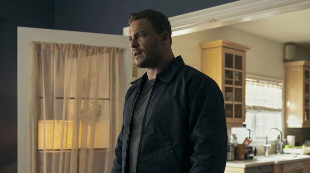 Alan Ritchson en una escena de la temporada 2 de "Reacher", la exitosa serie de Prime Video.
