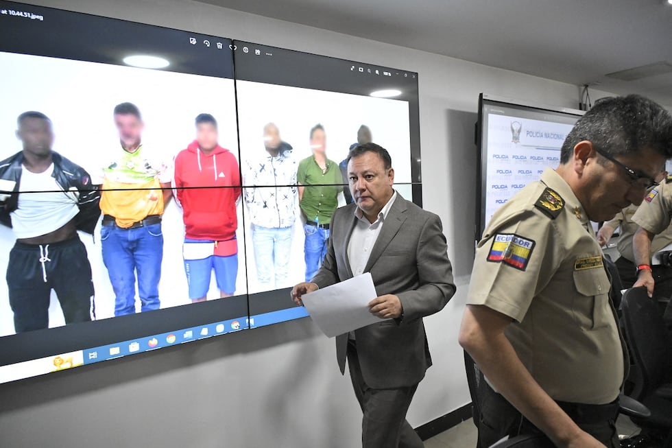 El Ministro del Interior de Ecuador, Juan Zapata, sale luego de dar un informe sobre las detenciones realizadas por el asesinato de Fernando Villavicencio, en la sede de la Policía en Quito, el 10 de agosto de 2023. (Foto de Rodrigo BUENDIA / AFP)
