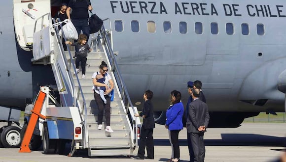 Personas descienden hoy tras el aterrizaje del avión de la Fuerza Aérea de Chile (FACh) con ciudadanos chilenos rescatados por el conflicto en Medio Oriente, en el Grupo de Aviación 10 de la FACH en Santiago (Chile). Foto: Karin Pozo / EFE