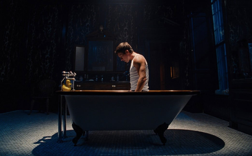 Oliver en la bañera luego de que Félix la utilizara en "Saltburn" (Foto: Amazon Studios)