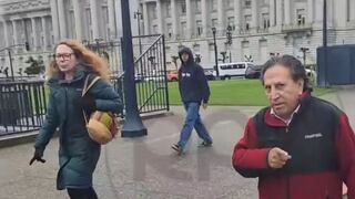 Alejandro Toledo se incomoda con periodista, mientras que acompañante se muestra agresivo | VIDEO