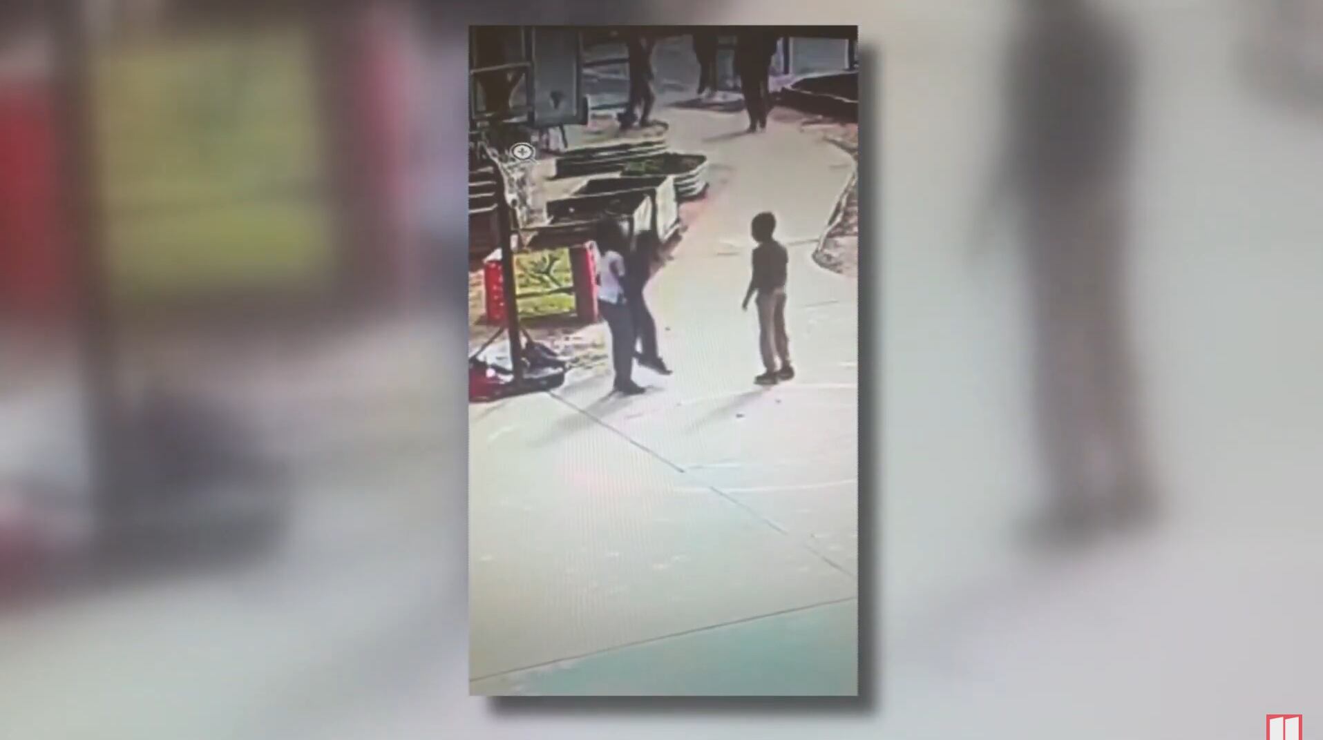 Las imágenes de vigilancia del medio muestran al niño mayor rodeando el cuerpo del alumno de segundo grado para realizarle dos compresiones, lo que le permitió expulsar la comida y respirar correctamente. | Crédito: 11Alive