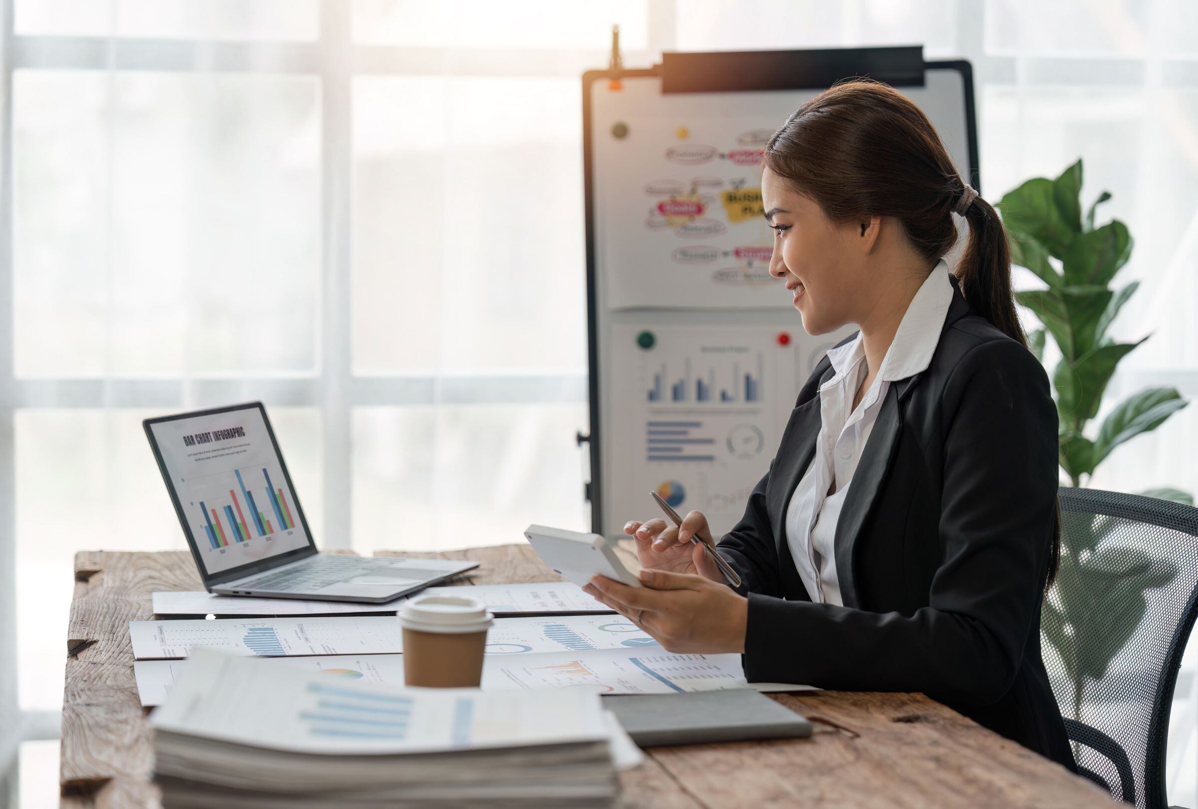 Los preparadores de impuestos son las más amenazados por la IA según ChatGPT (Foto: Natee Meepian's Images)