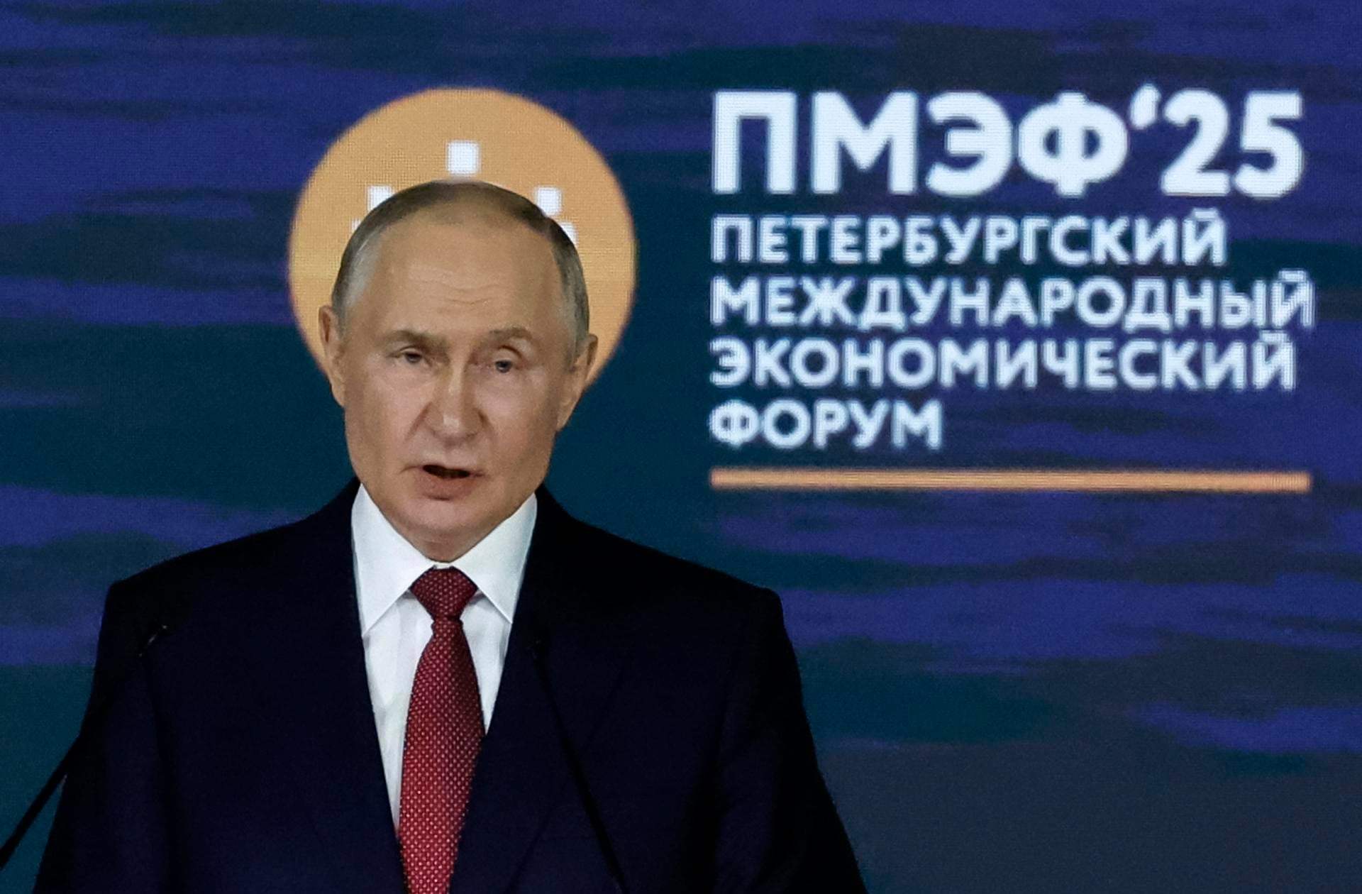 El presidente ruso, Vladímir Putin, pronuncia su discurso durante la sesión plenaria principal del 28.º Foro Económico Internacional de San Petersburgo (SPIEF), en San Petersburgo, Rusia, el 20 de junio de 2025. EFE/EPA/ANATOLY MALTSEV