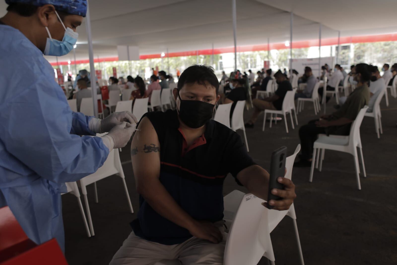 Es necesario completar el esquema de vacunación para prevenir el COVID-19. (Foto: Leandro Britto / @photo.gec)