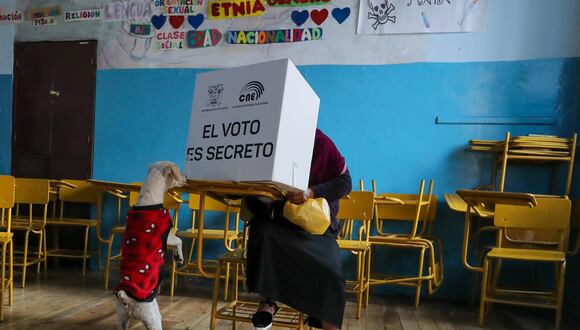 Ciudadanos votan un referéndum y consulta popular de 11 preguntas este domingo en Ecuador. (EFE/ José Jácome).