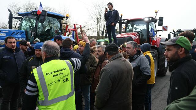 Los agricultores europeos mantienen sus bloqueos en Francia y extienden sus protestas a España