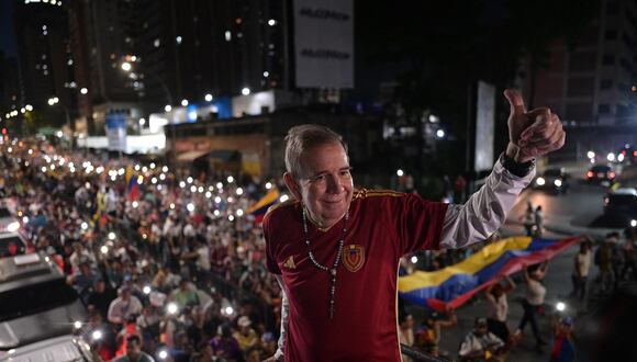 El candidato presidencial venezolano Edmundo González saluda a sus partidarios durante un mitin de campaña en Caracas, el 4 de julio de 2024. (Foto de Gabriela ORAA / AFP)