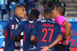 Golazo de media cancha de Guerrero a Garcilaso fue anulado por falta previa | VIDEO