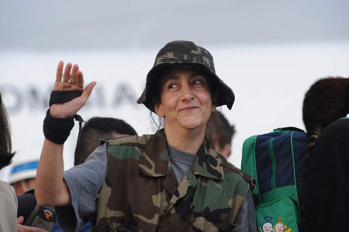 La rehén franco-colombiana Ingrid Betancourt saluda a su llegada a la base aérea de Catam, en Bogotá, el 2 de julio de 2008. (Foto de Rodrigo ARANGUA / AFP)