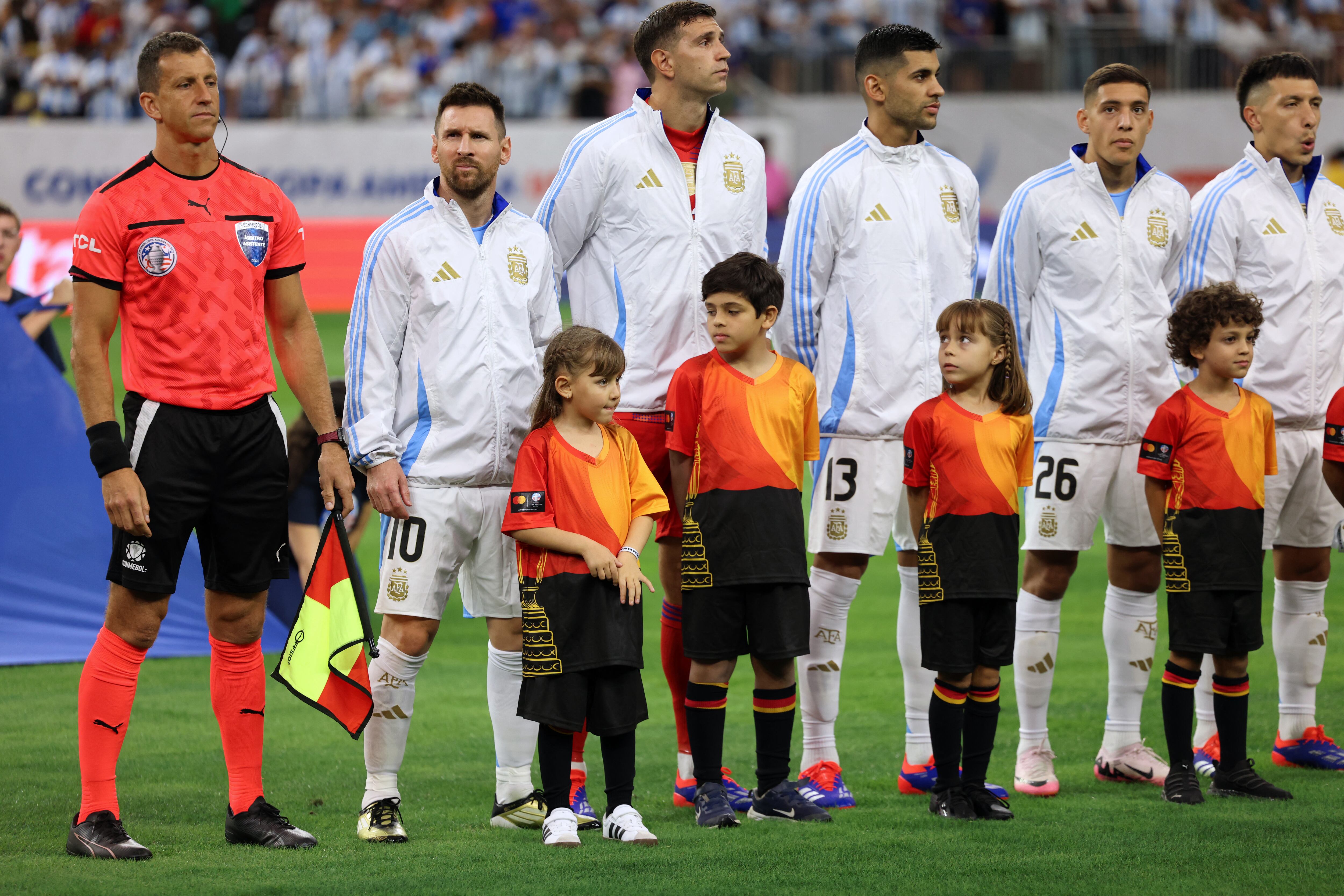 Lionel Messi sostuvo una curiosa charla con niño en la previa del Argentina - Ecuador que se volvió viral. (Foto: CHARLY TRIBALLEAU / AFP).