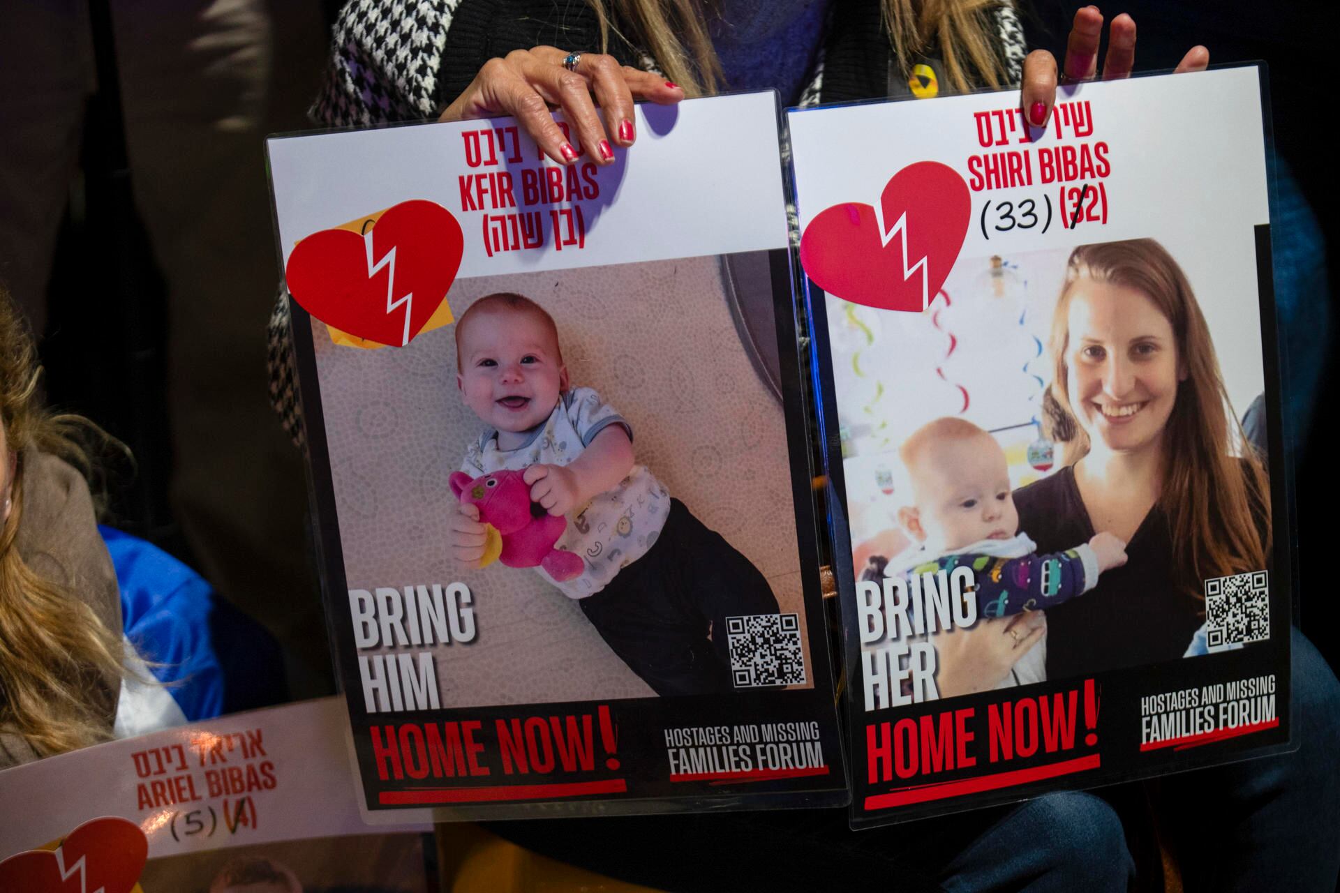 Cientos de personas participan en la concentración de este jueves en la plaza de los Rehenes de Tel Aviv (Israel), tras la identificación de los cuerpos de Shiri Bibas y sus dos hijos, Ariel y Kfir, así como de Oded Lifshitz, quien tenía 83 años cuando fue secuestrado. EFE/ Magda Gibelli