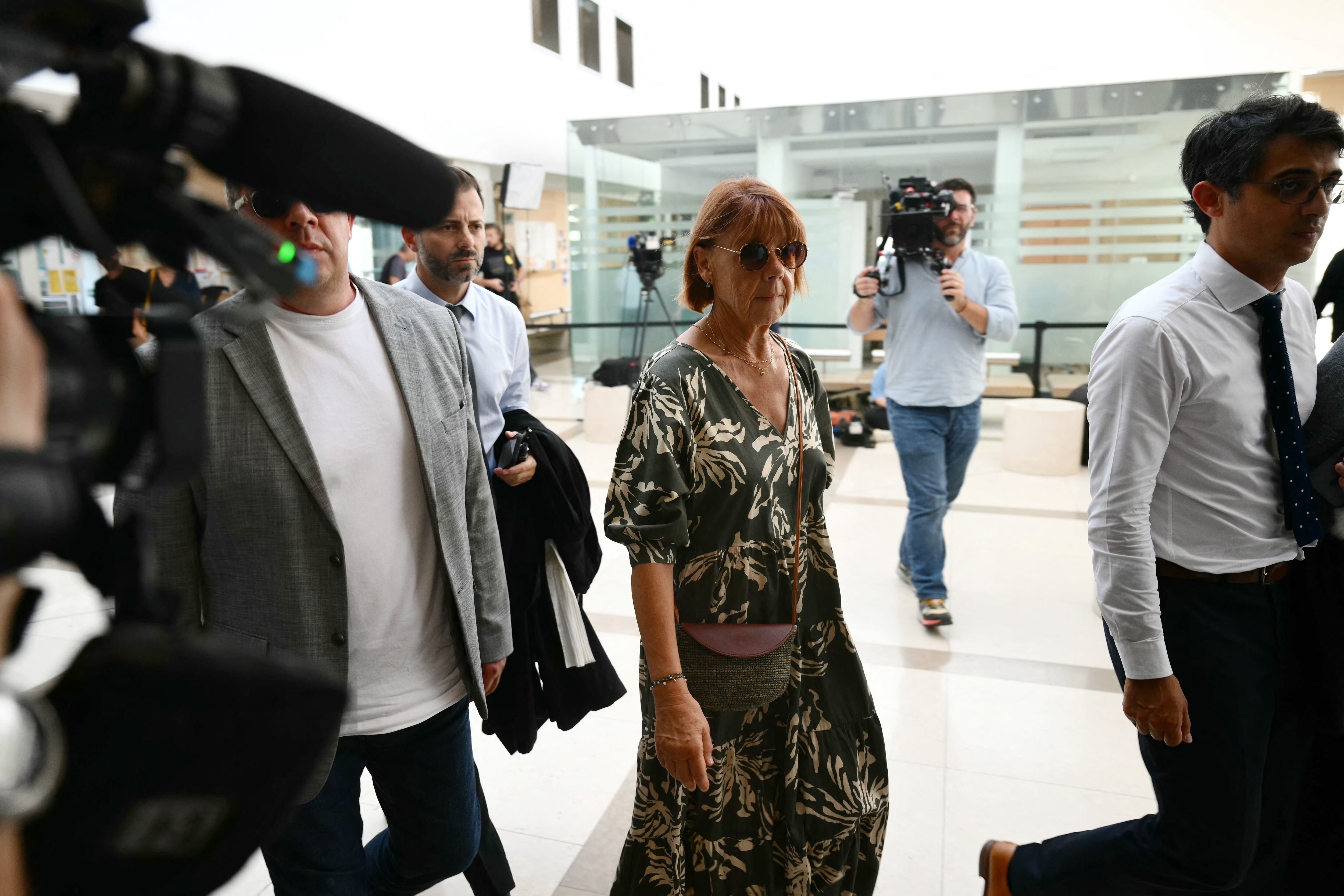Gisele P. (C) llega al juzgado durante el juicio contra su marido, acusado de drogarla durante casi diez años e invitar a desconocidos a violarla en su domicilio de Mazan, una pequeña ciudad del sur de Francia, en Avignon, el 2 de septiembre de 2024.(Foto Christophe SIMON / AFP)