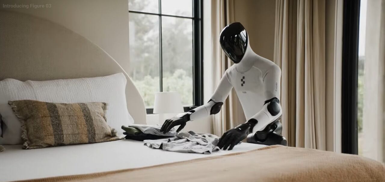 El robot dobla incluso la ropa, aunque no con una habilidad perfecta aún.