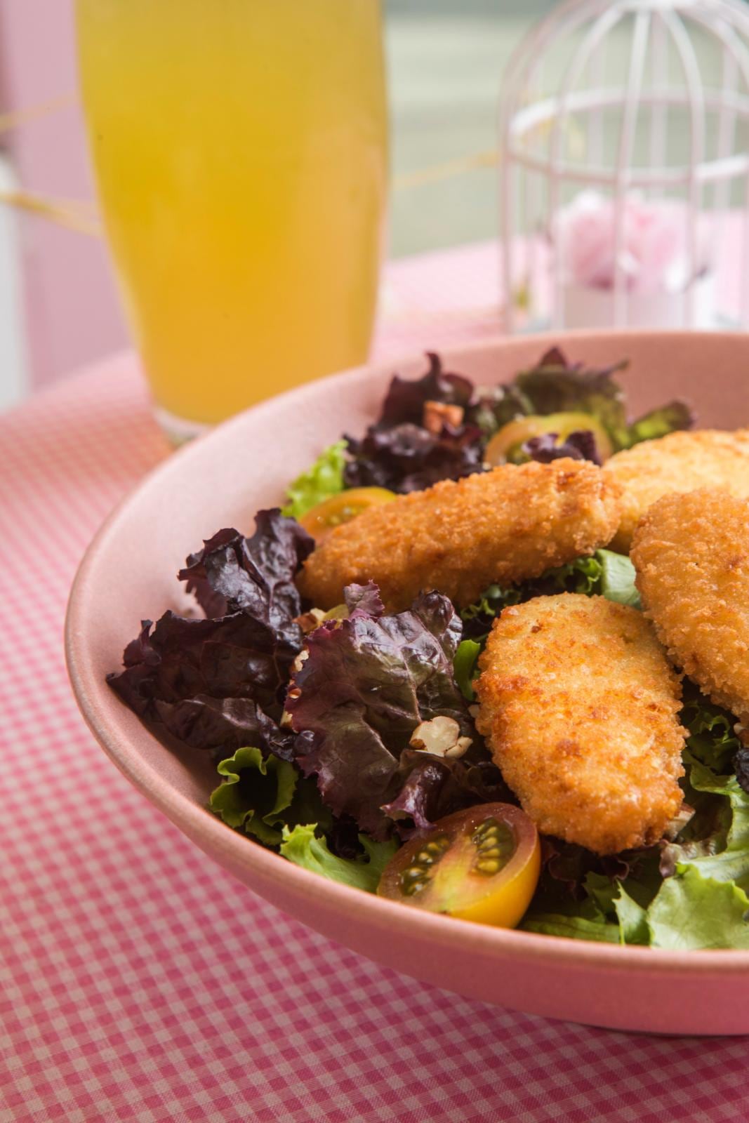 Esta es la primera vez que se incluyen ensaladas, sánguches y otros platos a la carta. hay opciones veganas, como estos nuggets de garbanzos.