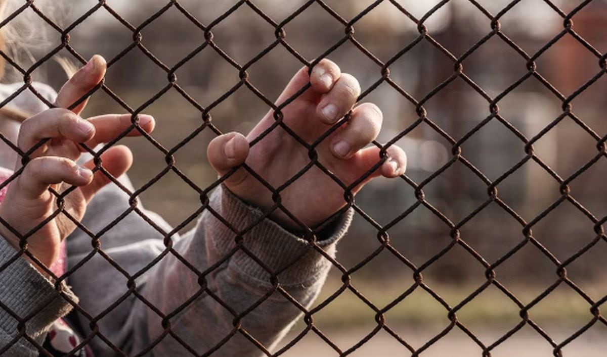 La imagen de los dedos de un menor agarrando unas rejas. (Foto: HSPH Harvard)