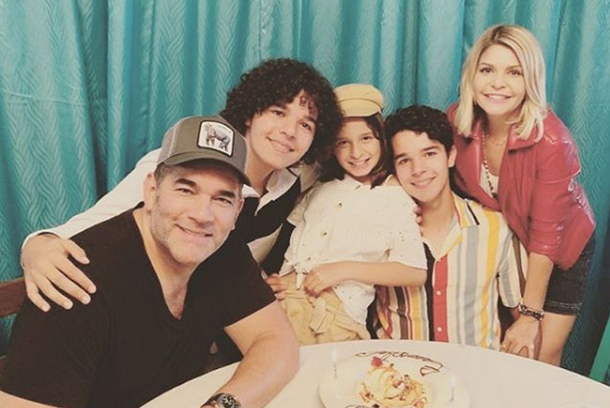 Itatí Cantoral participó con sus gemelos, Roberto y Eduardo, hijos que tuvo con el actor Eduardo Santamarina, en la serie biográfica del cantante José José. (Foto: Itatí Cantoral / Instagram)
