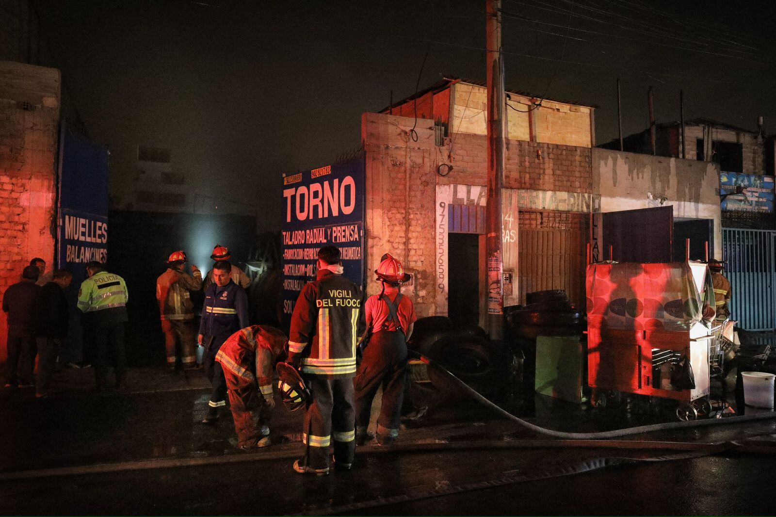 Se reportó un incendio de gran magnitud en un almacén de llantas a la altura de la avenida Néstor Gambeta, en el Callao. (Fotos: Joel Alonzo/ @photo.gec)