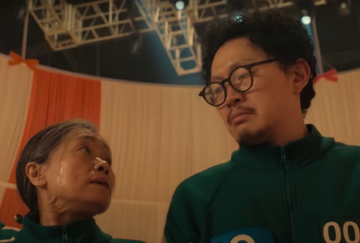 Jang Geum-ja (Kang Ae-shim) participa junto a su hijo Park Yong-sik (Yang Dong-geun) para pagar sus deudas de juego en la temporada 2 de "El juego del calamar" (Foto: Netflix)