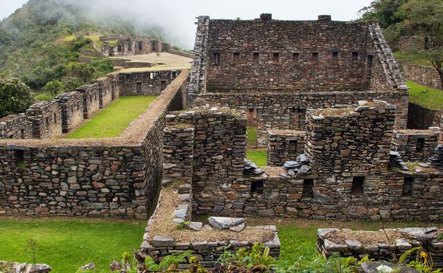 Choquequirao, Cusco. Conocida como "La hermana sagrada de Machu Picchu", Choquequirao es una antigua ciudad inca ubicada en lo profundo de los Andes. La caminata para llegar hasta allí es desafiante, pero la recompensa es una impresionante ciudadela con una vista espectacular.(Foto: Perú Travel)