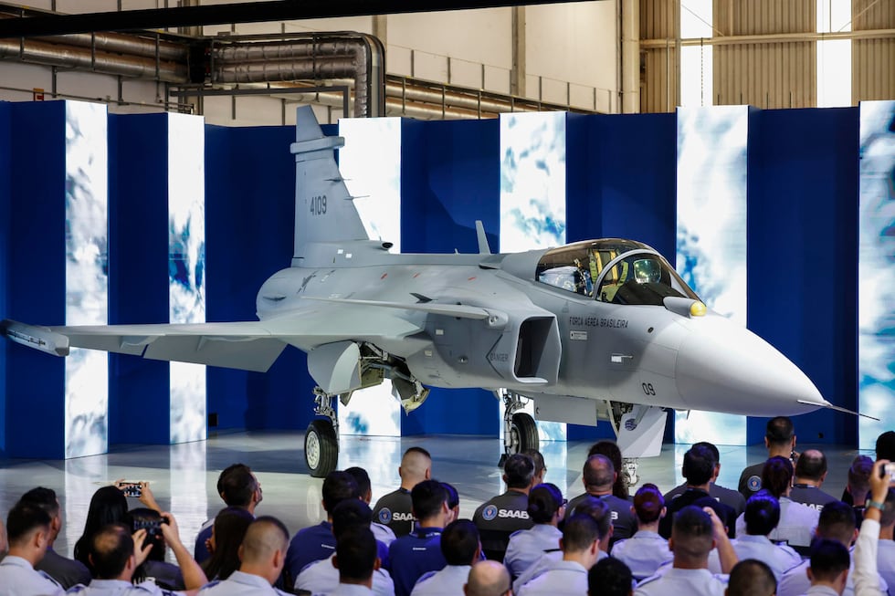 El Gobierno de Brasil presentó el primer caza supersónico fabricado en el país, un F-39E Gripen sueco, como un hito que refuerza la defensa aérea y la soberanía. (EFE/ Sebastiao Moreira).
