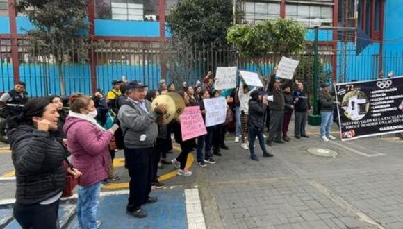 Trabajadores exigen a la Municipalidad de Ate la reapertura del restaurante Granja Azul. (Foto: Difusión)