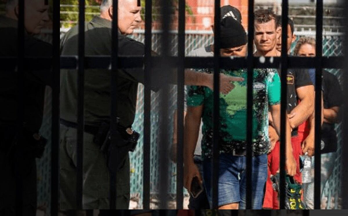 Un oficial dirige a un grupo de migrantes cubanos en la oficina de Aduanas y Protección Fronteriza de los Estados Unidos en Marathon, Florida. (Foto referencial del Diario Libre USA)