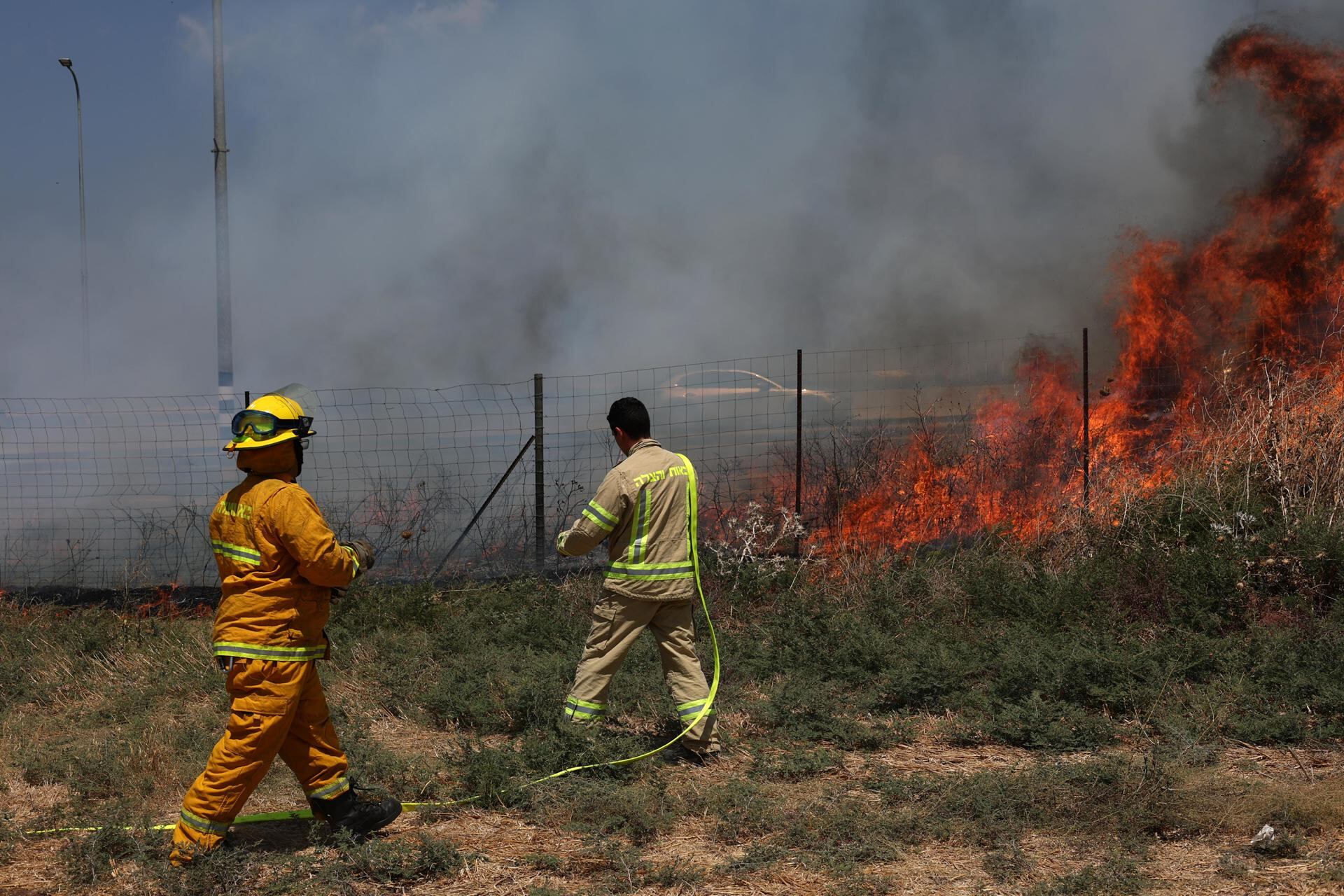 Los bomberos apagan un incendio provocado por proyectiles disparados desde el sur del Líbano, en Ayelet HaShahar, Alta Galilea, norte de Israel, el 17 de agosto de 2024. EFE/EPA/ATEF SAFADI