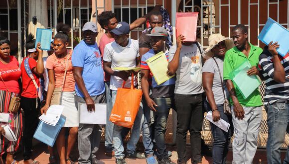 Migrantes permanecen en las instalaciones de la Comisión Mexicana de Ayuda a Refugiados (Comar), este martes en la ciudad de Tapachula, en Chiapas (México). EFE/Juan Manuel Blanco