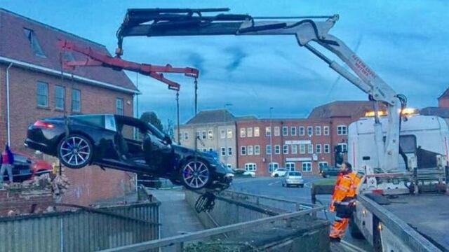 Inglaterra: conductor destroza su Porsche 911 Targa 4S al intentar estacionarlo