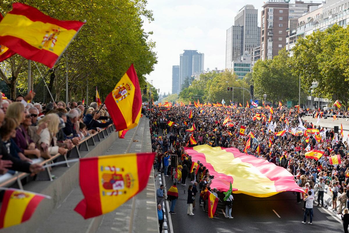 La manifestación convocada para pedir elecciones ya "por la unidad, la dignidad, la ley y la libertad" y que ha salido desde la Plaza de Castilla en Madrid, el 20 de octubre de 2024. (Foto de Borja Sanchez-Trillo / EFE)