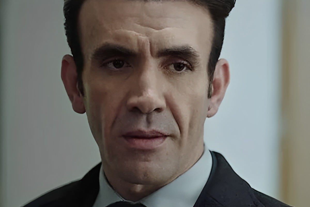 Mehmet Yılmaz Ak como Pars Seçkin en la telenovela turca “Secretos de familia” (Foto: Ay Yapım)