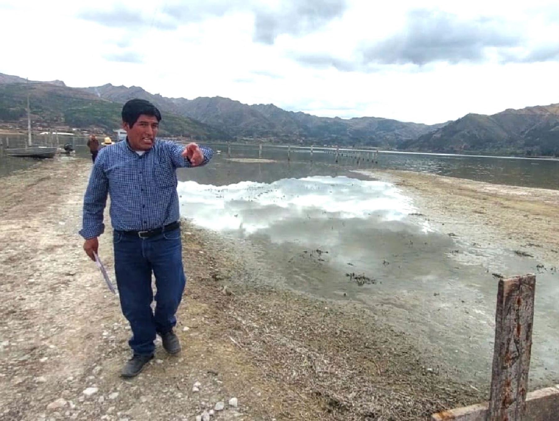 Niveles de agua descienden de la laguna Piuray y crece preocupación de pobladores. Foto: Andina.
