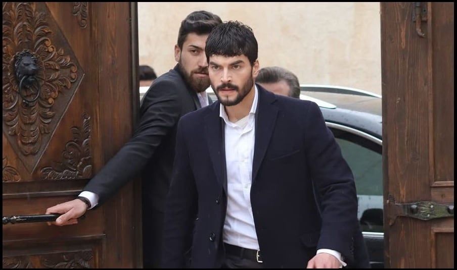 Actor Akin Akinözü escuchó su voz doblada al español (Foto: Medyapım / MF Yapım)