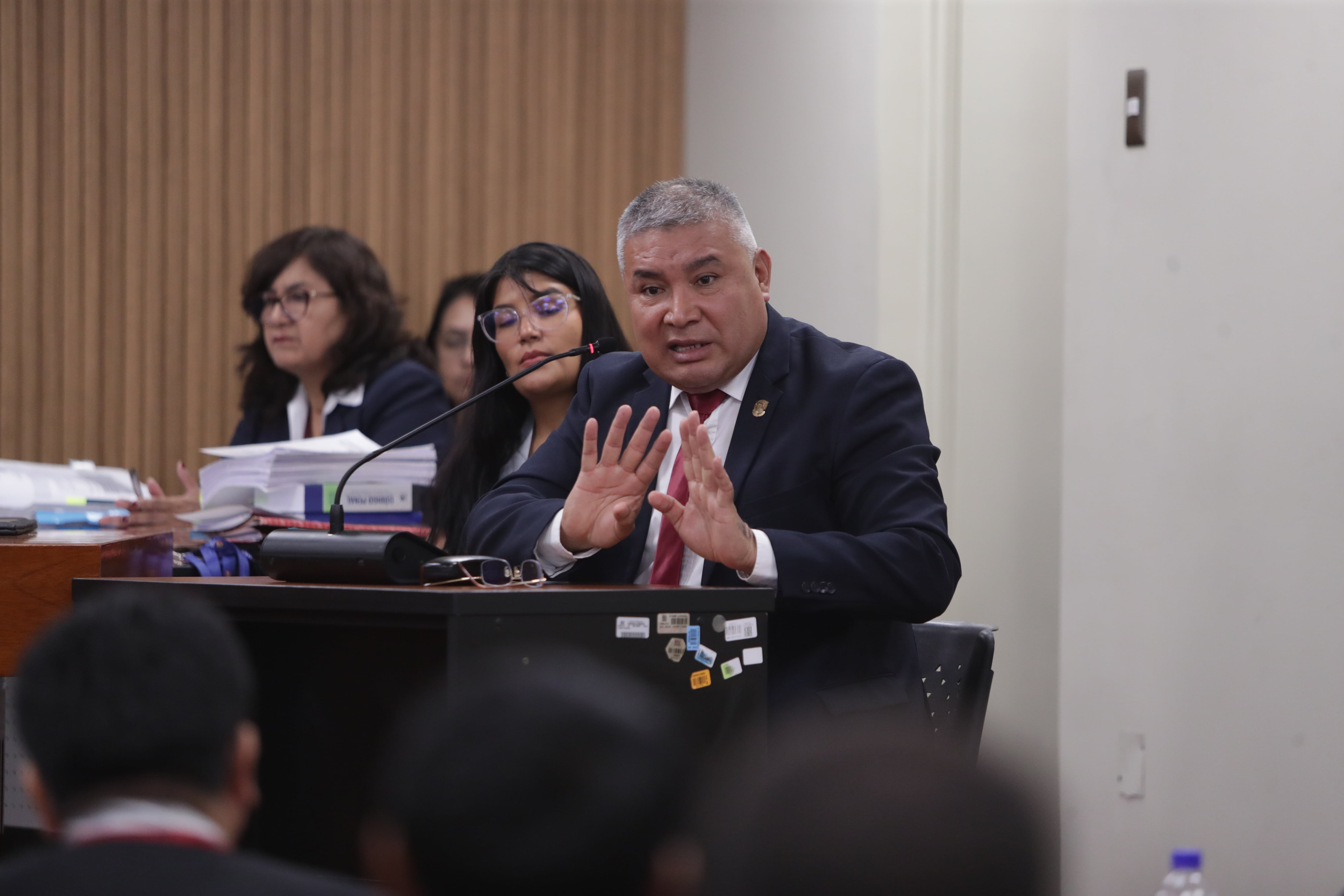 El coronel PNP Edwin Gutiérrez Tuesta, exjefe de la División de Seguridad del Congreso, declara durante el juicio de Pedro Castillo y sus exministros por el golpe de estado. Foto: GEC / Alessandro Currarino