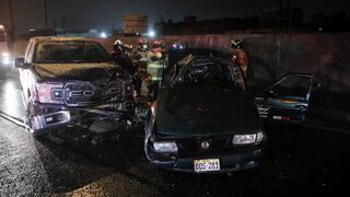 Los Olivos: choque entre camioneta y taxi en la panamericana Norte deja un herido | VIDEO