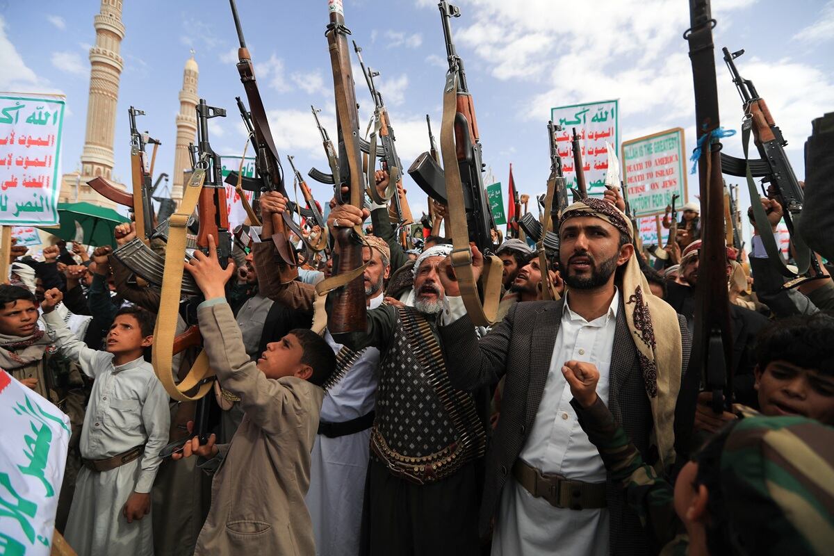 Yemeníes blandiendo rifles corean consignas durante una manifestación en solidaridad con los palestinos en la Franja de Gaza, en la capital controlada por los hutíes, Saná, el 9 de mayo de 2025. (Foto de Mohammed HUWAIS / AFP)