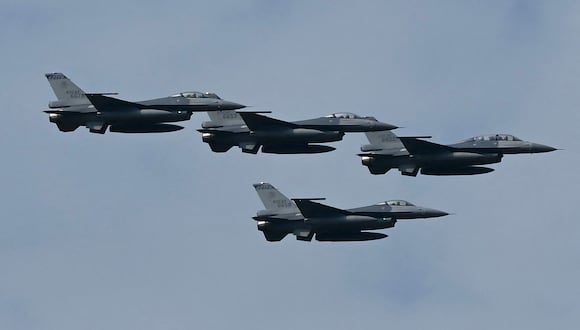 Cuatro cazas F-16 V mejorados de fabricación estadounidense vuelan durante una demostración en una ceremonia en la Fuerza Aérea de Chiayi en el sur de Taiwán el 18 de noviembre de 2021. (Foto de Sam Yeh / AFP)