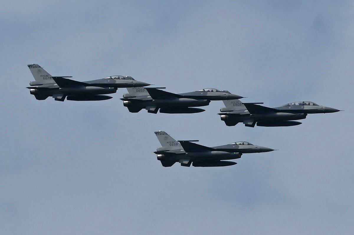 Cuatro cazas F-16 V mejorados de fabricación estadounidense vuelan durante una demostración en una ceremonia en la Fuerza Aérea de Chiayi en el sur de Taiwán el 18 de noviembre de 2021. (Foto de Sam Yeh / AFP)