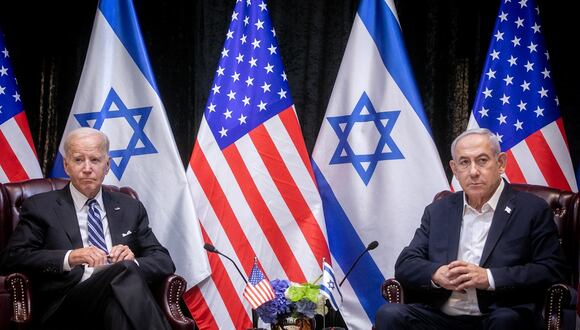 El presidente estadounidense Joe Biden, sentado con el primer ministro israelí, Benjamin Netanyahu, al inicio de la reunión del gabinete de guerra israelí, en Tel Aviv el 18 de octubre de 2023. (Foto de Miriam Alster / POOL / AFP)
